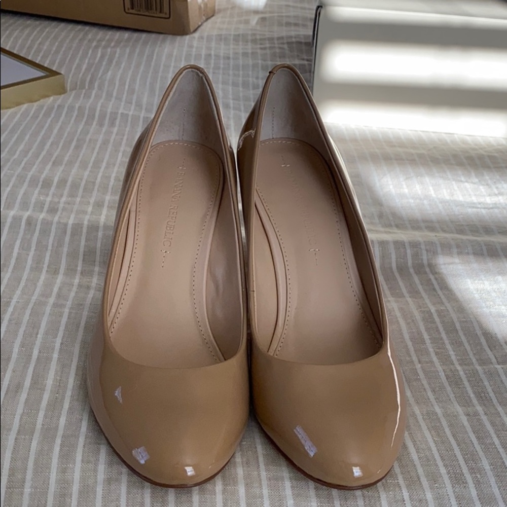 Banana Republic size 7 Maisie wedge - nude